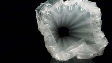Silindirik hava yastığı ambalaj malzemesi içinde yakın çekim görüntüsü, karanlık merkezi odak noktası olan radyal bir desen içinde plastik karmaşık kabarcık yapısı ve şeffaflığı göstermektedir..