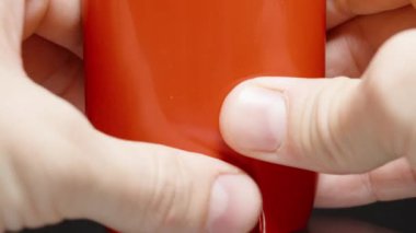 Kaydırıcı. Eller, kırmızı deodorant çubuğundaki ayarlama mekanizmasını döndürüyor, üstteki mavi katı deodorantı ortaya çıkarıyor, işlevselliği ve kişisel bakımda kolaylığı vurguluyor.