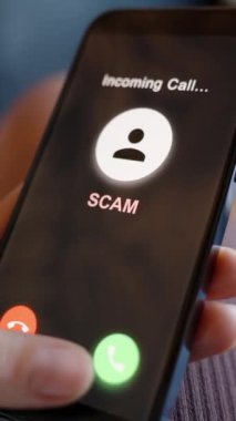 Dikey video. Minik Gezegen etkisi, sonbahar yeşilliklerinin arasında koşan ve zıplayan bir kadının düşüşün canlı renkleri arasında dinamik ve sürükleyici bir perspektif oluşturduğunu gösteriyor..