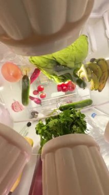 Buzdolabının içini görmek, perspektifi baştan aşağı değiştirmek sebze ve konteynır dahil çeşitli yiyecekleri yakalamak için. Dinamik açı organize öğelere yeni bir bakış sağlar.