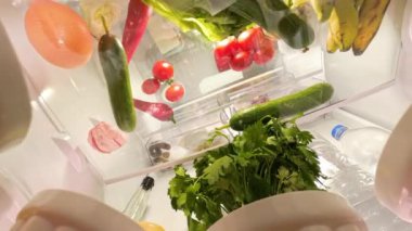 Buzdolabının içini görmek, perspektifi baştan aşağı değiştirmek sebze ve konteynır dahil çeşitli yiyecekleri yakalamak için. Dinamik açı organize öğelere yeni bir bakış sağlar.