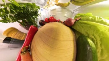 Bozuk bir perspektif, buzdolabının içinde domates, biber, marul ve havuç gibi taze sebzelerin ve sağlıklı ürünlerin raflarda canlı bir şekilde sıralandığını vurgular..