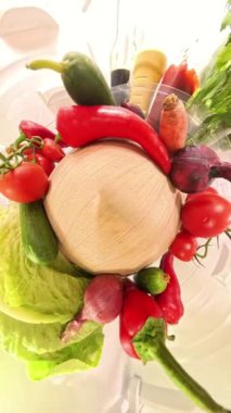 Dikey video. Buzdolabının içinde dönüşümlü bir perspektife sahip 