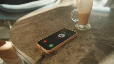 Mermer bir masadaki akıllı bir telefon, 