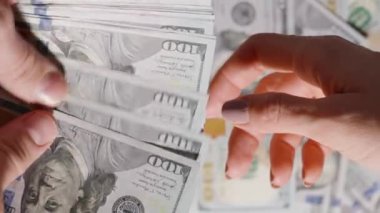 Bir kadına vermek için yığınla para saymak ve 10 dolarlık banknotun el değiştirmesi.