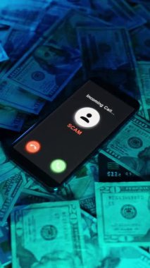 Dikey video. Yakınlaştır. Bir telefon ekranının yakın plan görüntüsü, dolandırıcılık ihbarı ile çevrili sayısız ABD banknotları, belirsiz bir efekt için loş mavi ışık