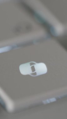 Dikey video. Antalya, Türkiye - 10 Kasım 2024: Microsoft Copilot Butonu 'na Basan Bir Parmağın Yakın Çekimi, Hızlı Çalışma ve Üretimi Artırmak için Yapay Zeka Desteğini Gösterme