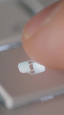 Dikey video. Antalya, Türkiye - 10 Kasım 2024: Microsoft Kopilot Düğmesine Basan Bir Parmak Kapanışı, Gelişmiş Dijital Üretim için Kullanıcı Etkileşimini Gösterme