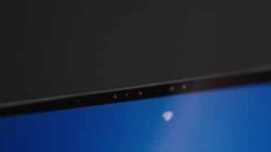 Laptop Kameralı Kızılötesi Algılayıcıların Kapanışı Kırmızı, Yüz Kimliği Doğrulama Etkinleştirmesi Karanlık Arkaplan Karşıtı, Biyometrik Güvenlik Teknolojisini Vurguluyor