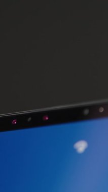 Dikey video. Laptop Kameralı Kızılötesi Algılayıcıların Kapanışı Kırmızı, Yüz Kimliği Doğrulama Etkinleştirmesi Karanlık Arkaplan Karşıtı, Biyometrik Güvenlik Teknolojisini Vurguluyor