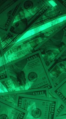 Dikey video. Yeşil Parıltı Efekti, Zenginlik, Finans ve Parasal Zenginlik Üzerine Üstüste binen ABD Doları Dolarlık Yığınlarının Kaydırıcı Üst Görüş Çekimi