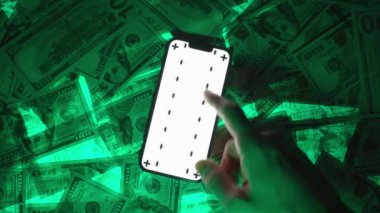Beyaz Ekran Mockup ve İzleme İşaretleri ile Smartphone 'da Swipe-Up Hareketi Yapan Bir Elin En İyi Görüntüsü, ABD Yüz Dolarlık Faturaların Yeşil-Parlak Arkaplanı, Sembolize Teknoloji ve Etkileşim