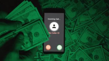 Smartphone 'un Önünde ABD Doları Sayan Eller Kapalı Çekim, Gelen Arama Ekranı Etiketi 