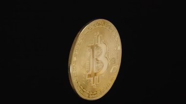 Altın Bitcoin madeni Para, sürekli Kara Arkaplan Karşısındaki Kusursuz Döngü 'de dönüyor. Yumuşak Döndürme İşlemeleri ve Devre Ayrıntılarını Vurguluyor