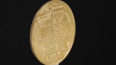 Bitcoin Para Döndürme Dönüşü Devre Aralıksız Dönüşü sırasında Karmaşık Devre Örnekleri Görünür. Pürüzsüz Bir Siyah Arkaplana Karşı Ayarlandı