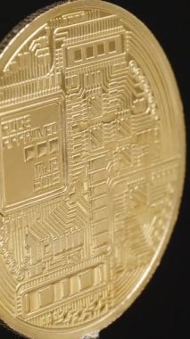 Dikey video. Bitcoin Para Döndürme Dönüşü Devre Aralıksız Dönüşü sırasında Karmaşık Devre Örnekleri Görünür. Pürüzsüz Bir Siyah Arkaplana Karşı Ayarlandı