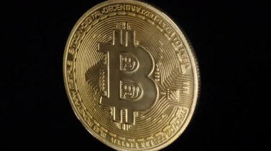 Bitcoin Sikkesi Siyah Arkaplan Karşısında Dik Durmakta Altın Yüzeyinde Yumuşak Işık tarafından vurgulanan Ayrıntılı Devre benzeri gravürlerle