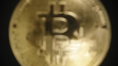 Bitcoin Coin Yavaş yavaş Kalın Logo ve Devre Örnekleri Detaylarıyla Odaklanıyor. Altın Yüzey, Siyah Arkaplana Karşı Yumuşak Işığı Yansıtır