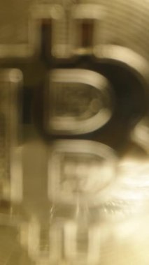 Dikey video. Bitcoin Coin Yavaş yavaş Kalın Logo ve Devre Örnekleri Detaylarıyla Odaklanıyor. Altın Yüzey, Siyah Arkaplana Karşı Yumuşak Işığı Yansıtır