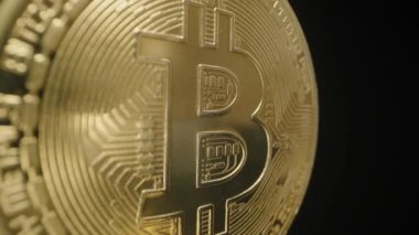 Bitcoin madeni parası, Altın Yüzeyi Parlak Işığı Yansıtırken Yavaşça Dönüyor. Kalın 