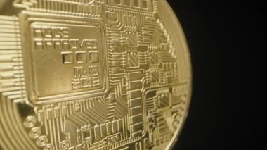 Bitcoin Bozukluklarının Arka Yüzü Devre Tahtası İşlemeleriyle Parlak Altın Işınları Yansıtan Döngüde Dönüyor. Parlak Bitiş Karanlık Arkaplan Karşısındaki Ayrıntıları Vurguluyor