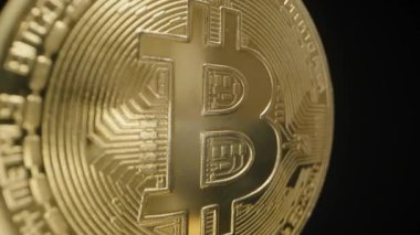Bitcoin Coin yavaşça dönüyor, Devreli desenleri ve Altın Yüzeyindeki Kalın Logoyu ortaya çıkarıyor. Parlak Işık Siyah Arkaplana Karşı Paradan Yansıtır