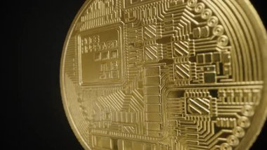 Bitcoin Bozukluğunun Arka Tarafı ve Kaygan Parıltı Yansımalarıyla aydınlatılan Devre benzeri gravürleri. Altın Yüzey Siyah Bir Arkaplanda Parlıyor