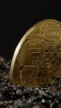 Dikey video. Kara Taşların Üzerinde Duran Bir Bitcoin, Dijital Madencilik ve Kripto Para Devrimi Kavramını Tam Dönüşümlü Parlak Bitiş ile Yakalıyor
