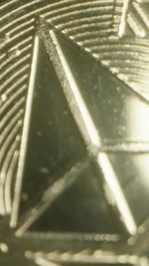 Dikey video. Bir Kadın Eli, Para ve Dijital Zenginliğin Evrimini Vurgulayan Dolar Faturaları Karşısında Bir Ethereum Madeni Parası Yakalıyor