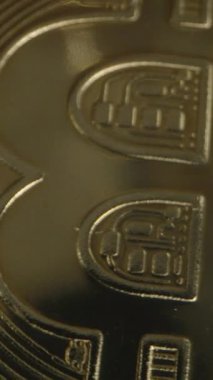 Dikey video. Bir Bitcoin madeni Para Düşüyor ve Bir Kadın Eli Tarafından Dolarların Arkaplanına Karşı Yakalandı, Bir Dinamik Anda Fiziksel Varlıktan Dijital Varlıklara Geçiş Yapıyor