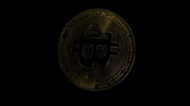 Bitcoin Sikkesi Siyah Arkaplan Karşısında Devamlı Döner, Karışık Tasarımını Kusursuz Bir Efekt Hareketiyle Gösterir