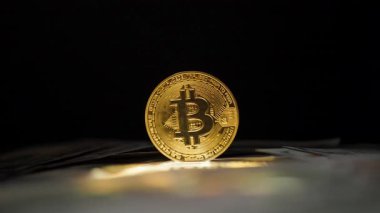 Altın Bitcoin Madeni Parası Karanlık Yüzeyde Yanıp sönen Işık tarafından aydınlatıldı. Dramatik Gölgeler ve Vurgular Kripto Para Biriminin Modern Finansmandaki Yükselişinin Sembolizmini Vurguluyor