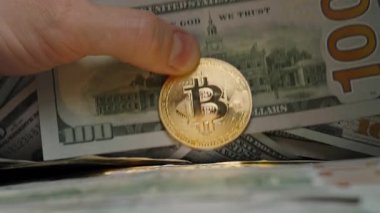 Bir Amerikan 100 Dolarlık Para Yığını 'nın yanında Altın Bitcoin bulundurmak. Geleneksel Para Birimi ve Zenginlik Yönetimine Karşı Kripto Para Birimine Odaklan