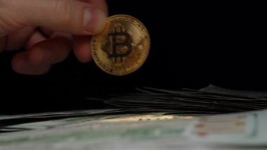 Altında para yığını olan 100 dolarlık bir Crisp 'i tutuyorum. Geleneksel Para Karşılığında Bitcoin gibi Kripto Para Takasını Sembolize Etmek