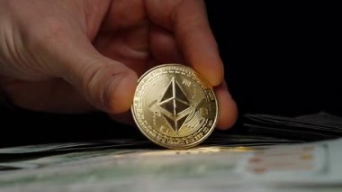 Bir yığın Amerikan Doları 'nın üzerinde Altın Ethereum madeni para tutuyor. Geleneksel Para Birimi için Kripto Para Takasını Sembolize Etmek