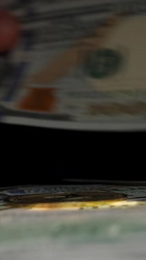 Dikey video. Bir yığın ABD Doları 'nın üzerinde Altın Ethereum Madeni Parasını Tutmak, Şifreleme İçin Geleneksel Para Takasını Sembolize Ediyor