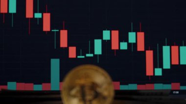 Altın Bitcoin madeni para yavaş yavaş odak noktasında beliriyor Kamera Kripto para birimi şamdan grafiğinden geriye doğru hareket ederken, Dijital Finans ve Piyasa Eğilimlerini sembolize ediyor