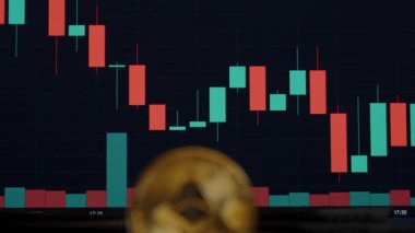 Kamera Kripto Para Tablosu 'ndan geri çekilirken, Dijital Finans ve Piyasa Eğilimlerini Temsil eden Altın Ethereum Madeni Parası Odaklanıyor