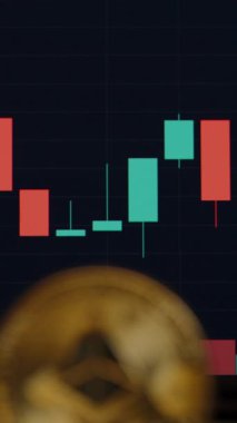 Dikey video. Kamera Kripto Para Tablosu 'ndan geri çekilirken, Dijital Finans ve Piyasa Eğilimlerini Temsil eden Altın Ethereum Madeni Parası Odaklanıyor