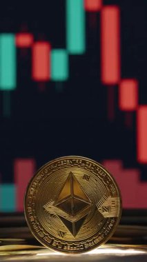 Dikey video. Arka planda hızla değişen bir şamdan grafiği olan Altın Ethereum Parası Değişken Piyasa Hareketi ve Kripto Ticaret Dinamiklerini Gösteriyor