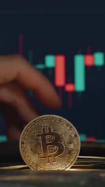 Dikey video. Arkaplanda Düşen Dolar Faturaları ve Ticari Tablosu Verilen Bitcoin Parası Yükselen Piyasa Eğilimlerini Gösteriyor