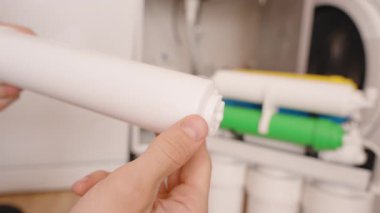 Arka planda bulanık bir filtreleme sistemi ile Küçük Sığdırma Eklenerek Bir Beyaz Ters Osmosis Filtresi Kartuş Ekleniyor