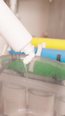 Dikey video. Tersine Osmosis Filtresinden Temiz Havza 'ya, Ev İçi Su İşleme Sistemi' ndeki Arındırma ve Filtreleme 'ye Düzenli Bir Suyun Kapanışı