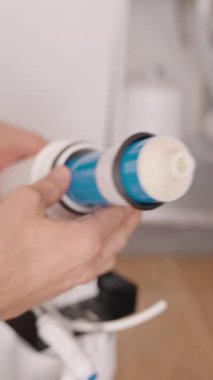 Dikey video. Sistemde Yeni Mavi Tersine Osmosis Membrane Filtresi Ekleniyor, Temiz ve Güvenli Su Temizleme Süreci Vurgulanıyor
