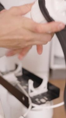 Dikey video. Özel bir anahtarla, Eller Osmosis Tersine Osmosis Filtre Konutunu sıkılaştırır, Membrane Kurulumundan sonra Su Arındırma Sistemi 'nde Güvenli Mühür Güvenliği Sağlar