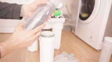 Eller Koruyucu Paketten Yeni bir Karbon Filtresi Açar, Osmosis Su Arındırma Sistemi 'ne Kurulmaya Hazırlar