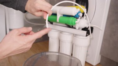 Eller Su Basıncını Denetliyor ve Ters Osmosis Sistemi 'nin Kanalından Sızıntıları Denetliyor, Düzgün İşlevsellik ve Güvenli Kurulum Sağlanıyor