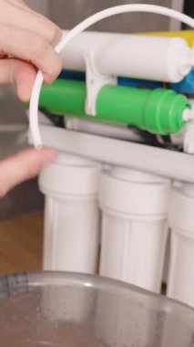 Dikey video. Eller Su Basıncını Denetliyor ve Ters Osmosis Sistemi 'nin Kanalından Sızıntıları Denetliyor, Düzgün İşlevsellik ve Güvenli Kurulum Sağlanıyor