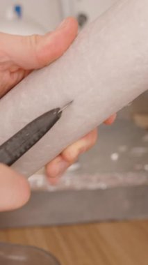 Dikey video. Kestikten sonra bir Kağıt Filtresinin Çekirdeğini Kapat, Yuvarlak Katmanlarını Göster ve Ters Osmosis Sistemi 'nden Toplanan Zararlılıkları Göster