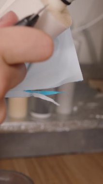 Dikey video. Ellerin Eski Tersine Osmosis Membrane Filtresi 'ni açması, Kireç Boyutunu ve Zamanda Biriken Tıkanmış Mevduatları Ortaya Çıkarmak İçin Katmanlarını Sökmesi